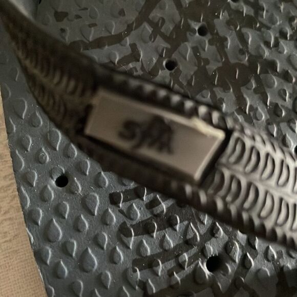 Showaflops Boys Black & Grey Tire Tracks Flip Flops - Size 2 - Picture 2 of 5